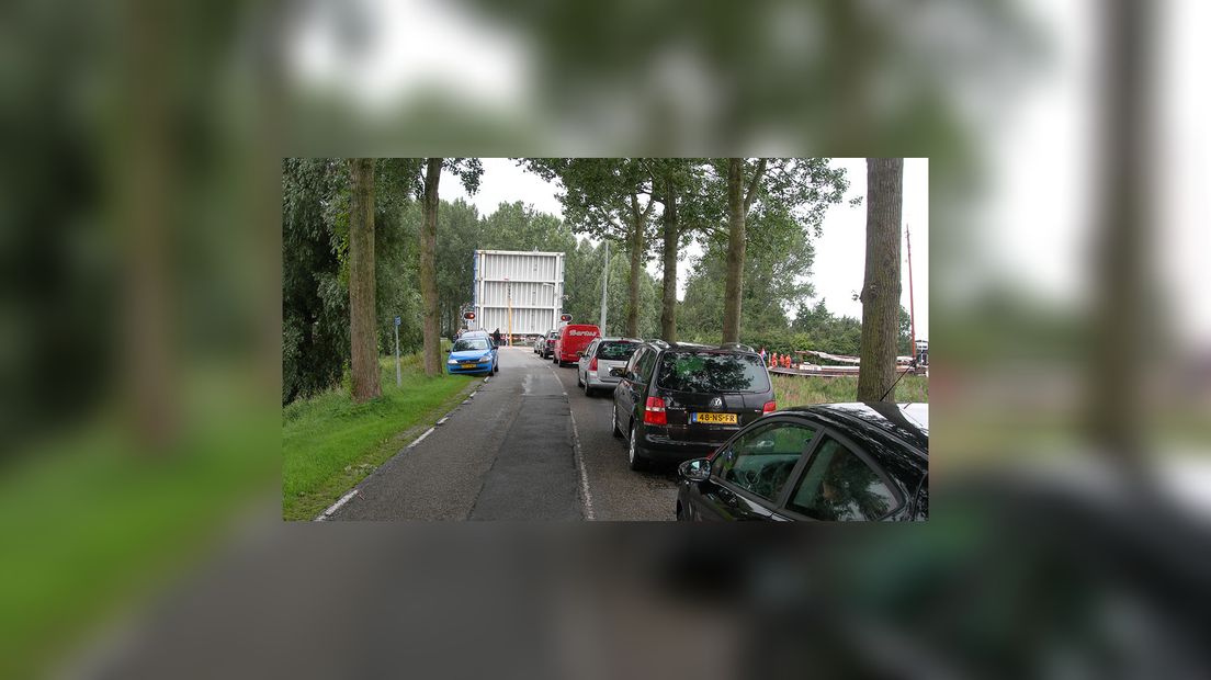 Auto's wachtsje foar Tútsebrêge Grou (foto: Jan Durk de Haan, Omrop Fryslân)