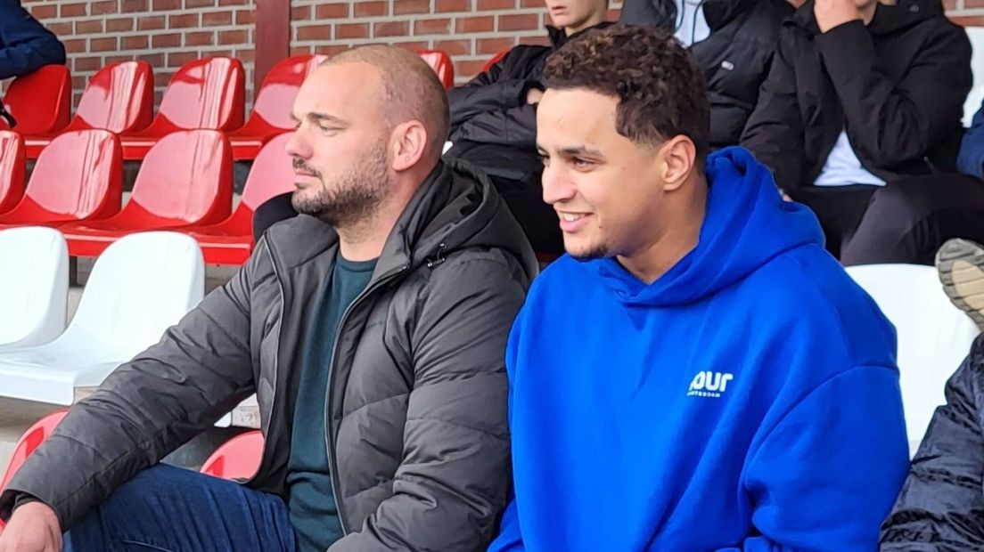 Wesley Sneijder en Mohamed Ihattaren kijken naar een wedstrijd van DHSC.