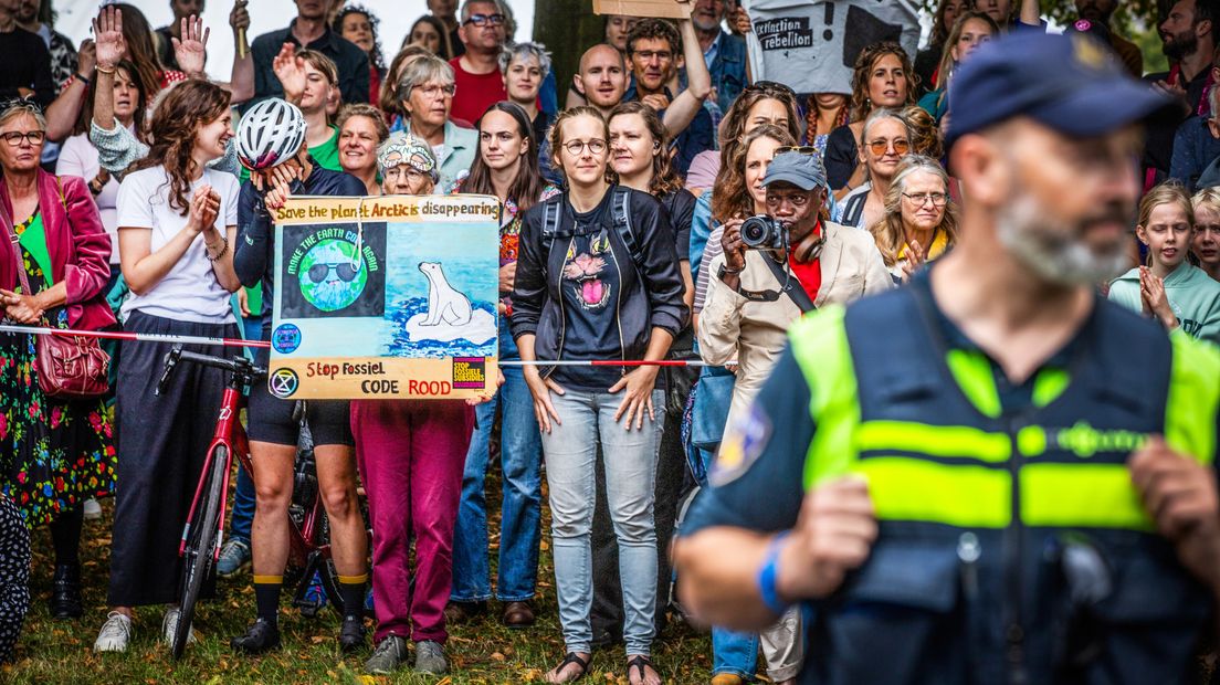 Langs de A12 staan mensen die de A12-blokkade steunen