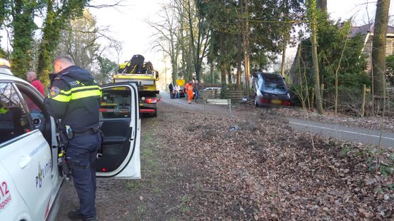 Bizar ongeluk: auto belandt op boomstronk