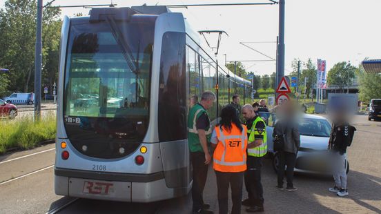 Auto en tram botsen met elkaar, reizigers moeten verder lopen