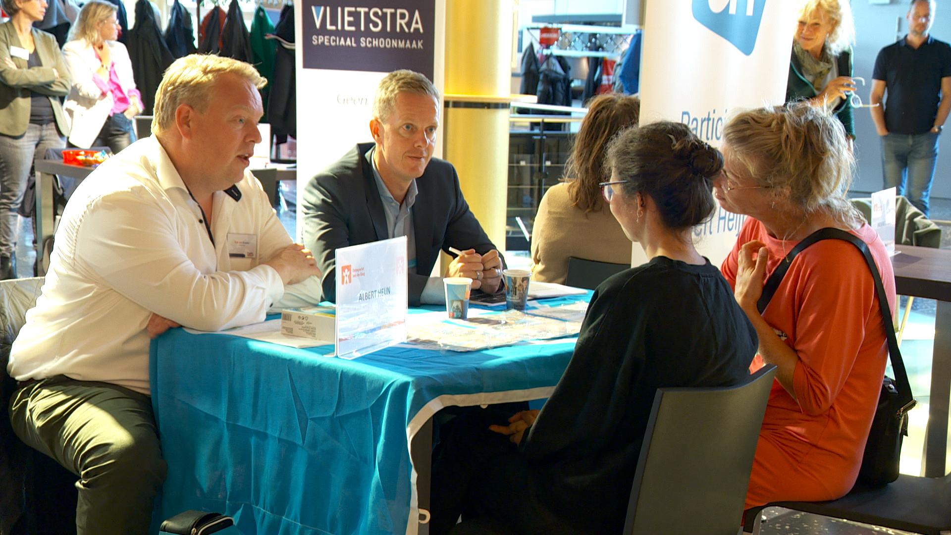 Wurknimmers en wurkjouwers 'moetsje en groetsje' mekoar op banebeurs yn De Harmonie