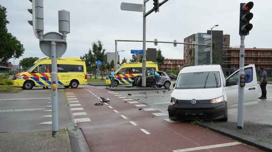 Drie gewonden bij ongeluk op kruispunt in Assen. Drie gewonden bij ongeluk op kruispunt in Assen.