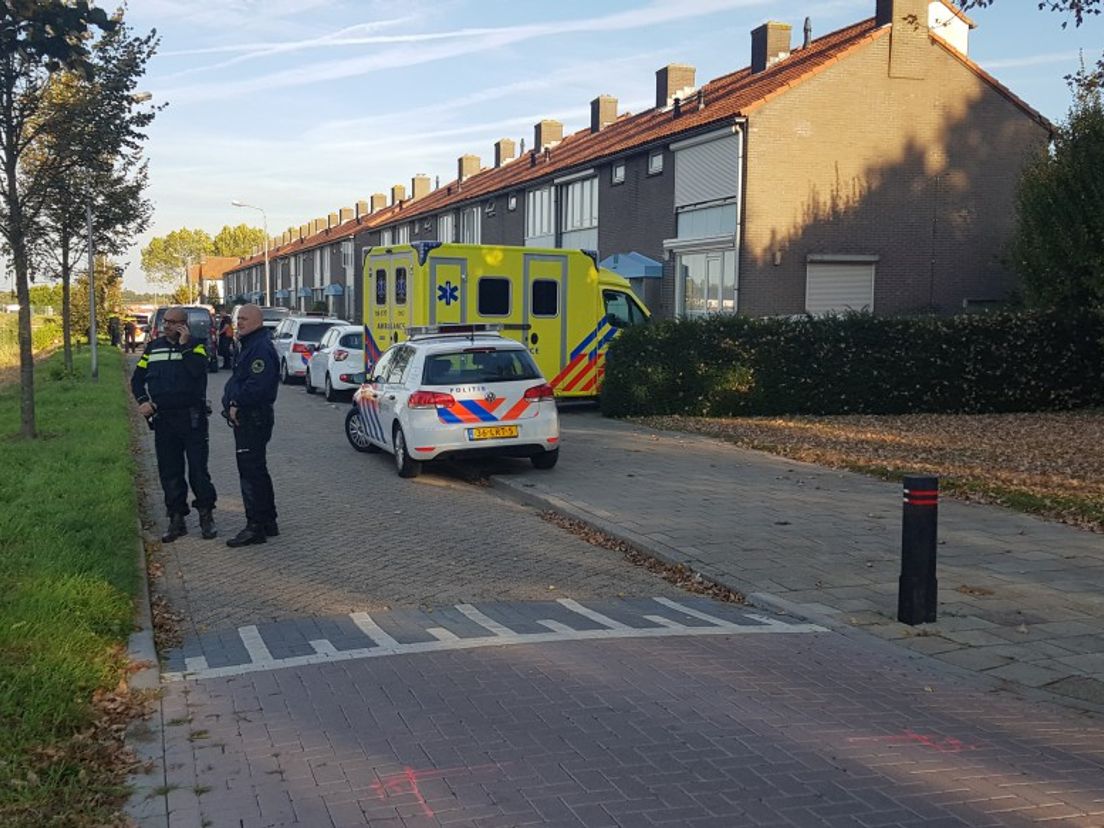 Politie voor het huis in Leerdam waar vuurwerk lag