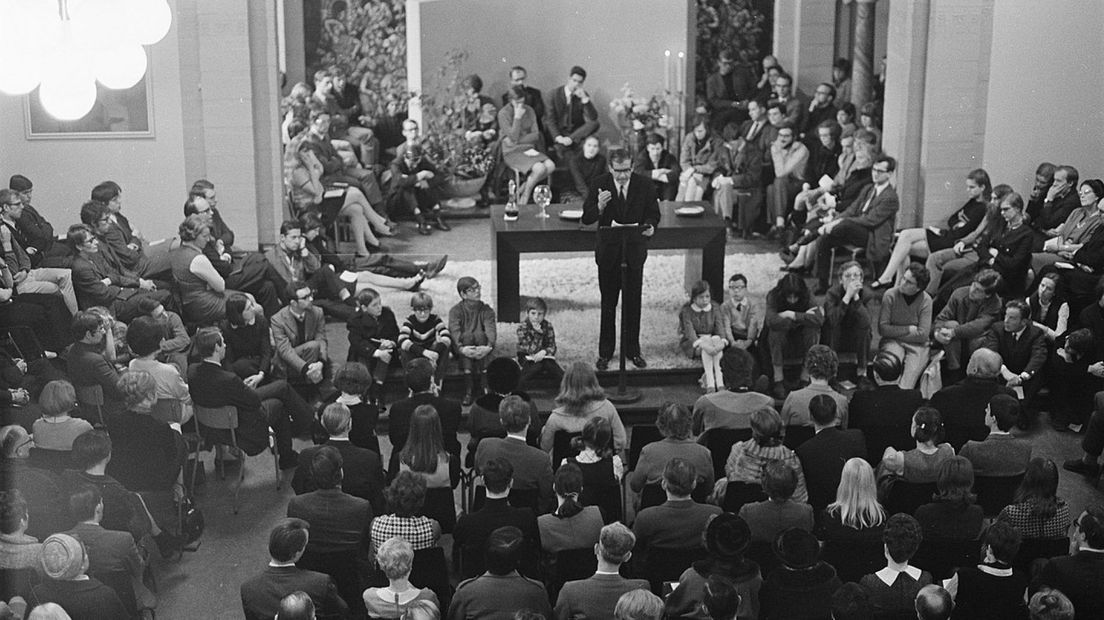 Huub Oosterhuis spreekt studenten toe 1969. Fotograaf: Jac Nijs.