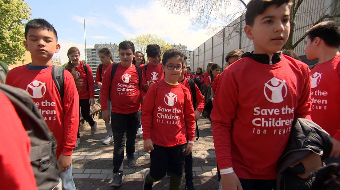 Kinderden lopen van het Malieveld naar het Vredespaleis.