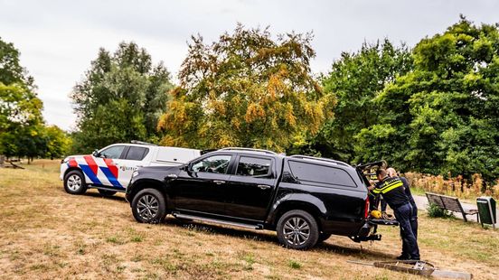 Politie zoekt vijf of zes jongeren op fatbike en gravende man