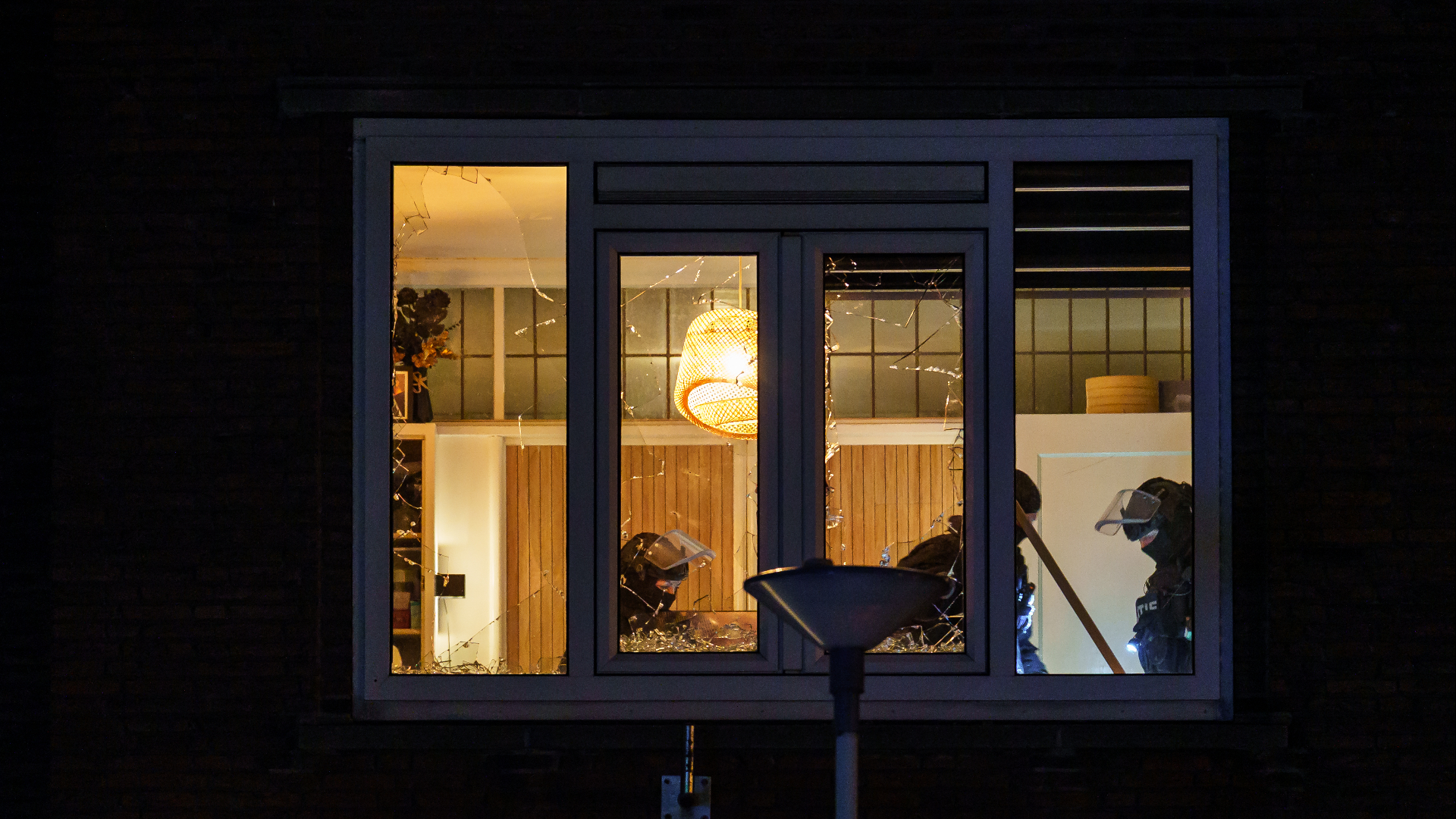 Enkele ramen van de woning waren gebroken. Hoe dit kwam, is onbekend.