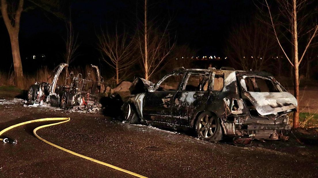 Twee auto’s uitgebrand aan de Kerkweg in Giethoorn