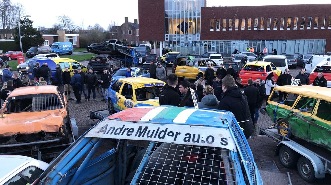 Autocoureurs demonstreren voor het gemeentehuis