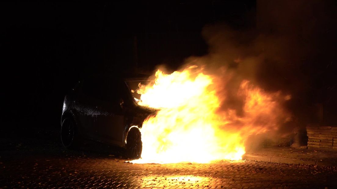 Auto verwoest door brand in Assen