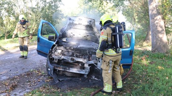 Personenauto gaat volledig in vlammen op
