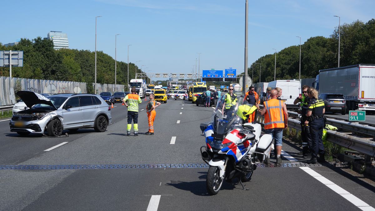 112 nieuws: Auto's op de kop en zijkant na botsing in Vriezenveen