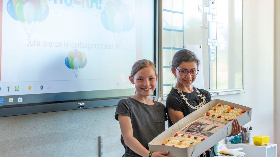 De nieuwe kinderburgemeester Julia Meeuwsen (links) met Salma Bensiali (rechts), haar voorganger.