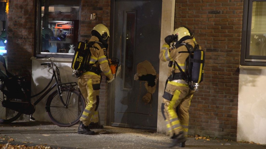 Brandweer Deventer zaagt voordeur uit woning na 'gigantische knal'
