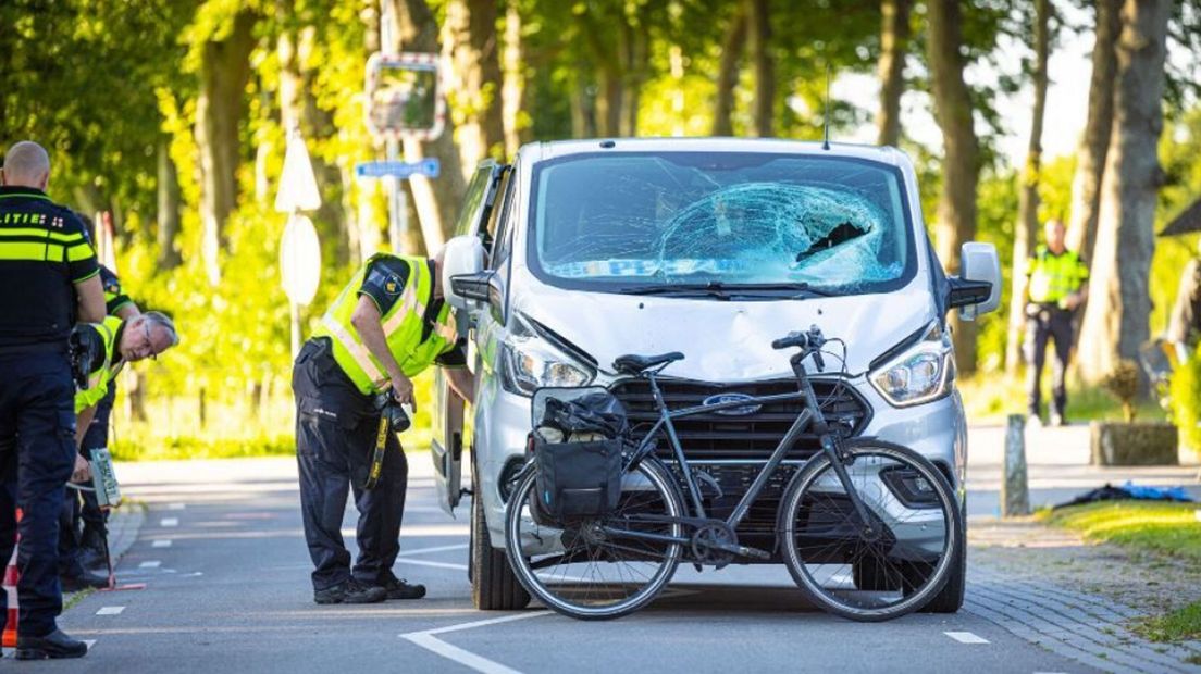 De politie doet onderzoek naar een ongeluk in Oldebroek dat een fietser het leven kostte.