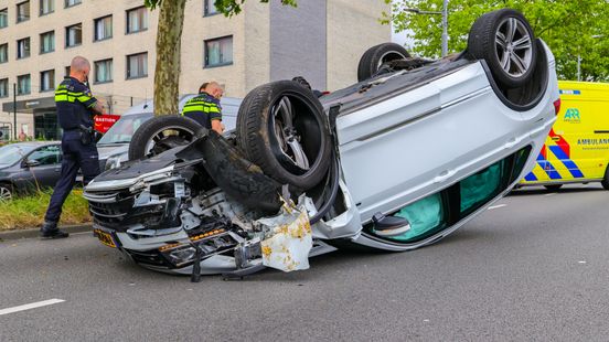 Auto op zn dak na botsing tegen boom, inzittende gewond. Auto op zn dak na botsing tegen boom, inzittende gewond.