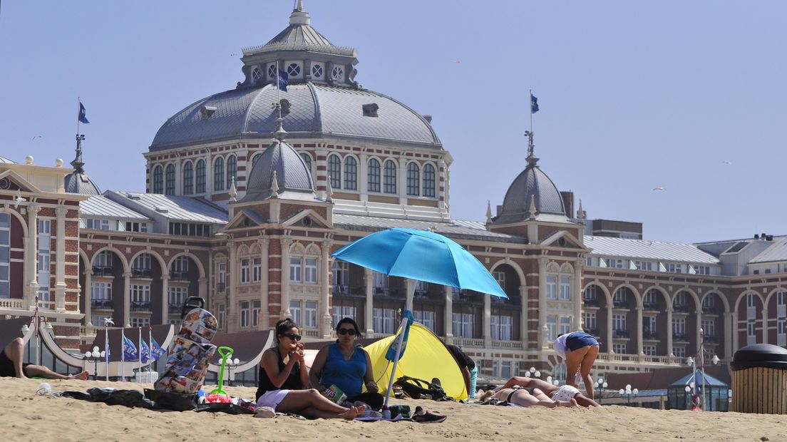 Mensen genieten van het zonnetje op het Scheveningse strand