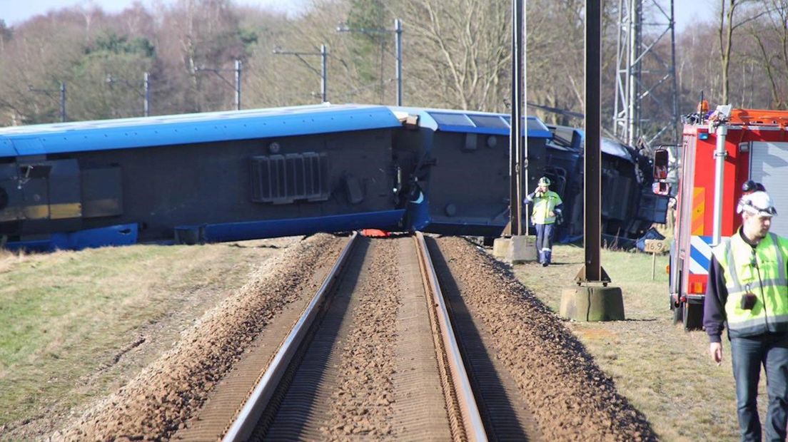 Trein botst op hoogwerker in Dalfsen