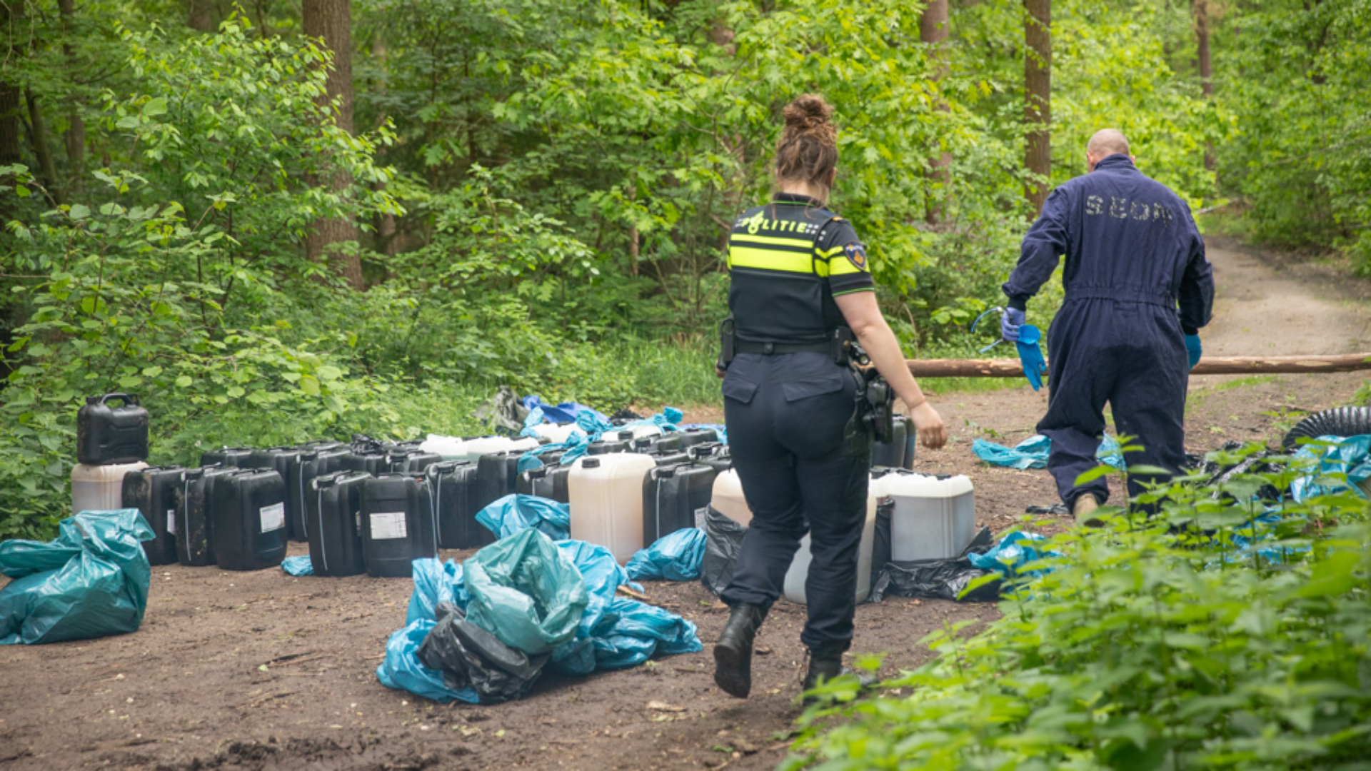 Tientallen jerrycans met drugsafval gevonden in bos in Soest