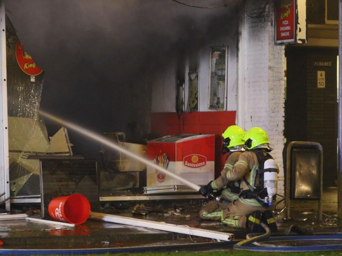 Brand na explosie in Schiedamse snackbar