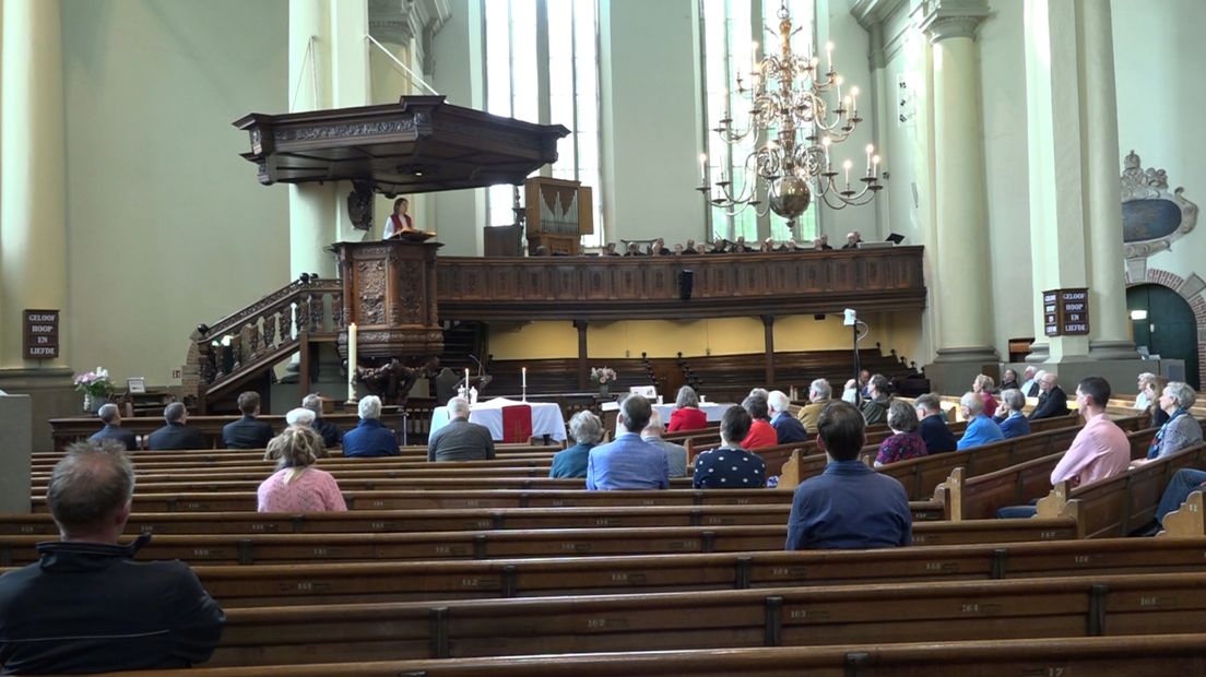 Tirtsa Liefting als voorganger tijdens een kerkdienst