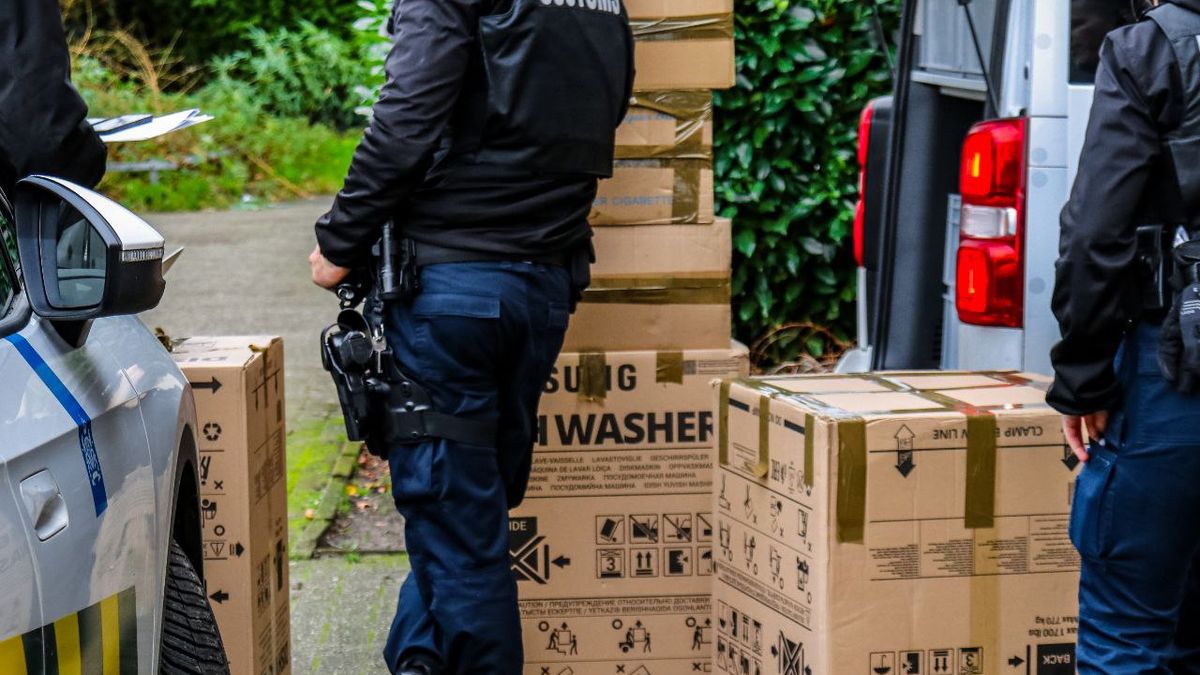 Zeven dozen sigaretten gevonden in flatgebouw Enschede
