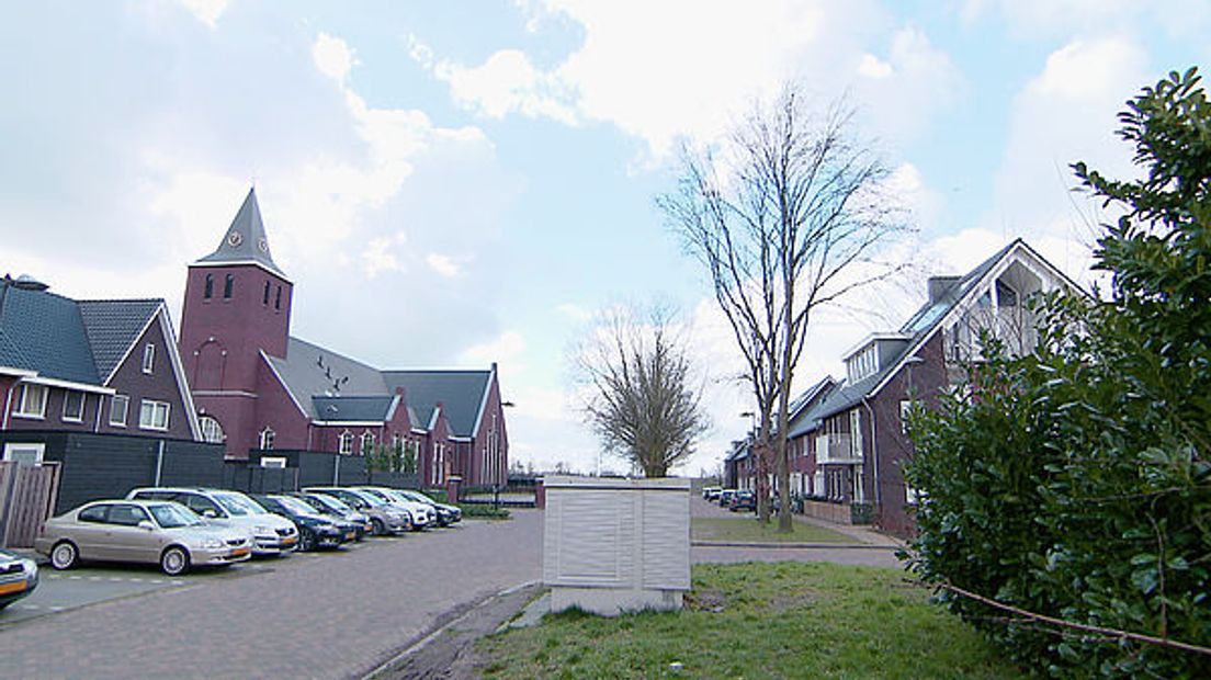 Hij heeft geen idee wie hem aangevallen hebben, of waarom ze het deden. Zeker is wel dat de schrik er flink in zit bij een 27-jarige man uit Lunteren. Hij werd afgelopen donderdag in alle vroegte vlak bij zijn woning ernstig mishandeld. Aandacht in Opsporing Verzocht leverde volgens de politie vier tips op. Die worden nagetrokken.