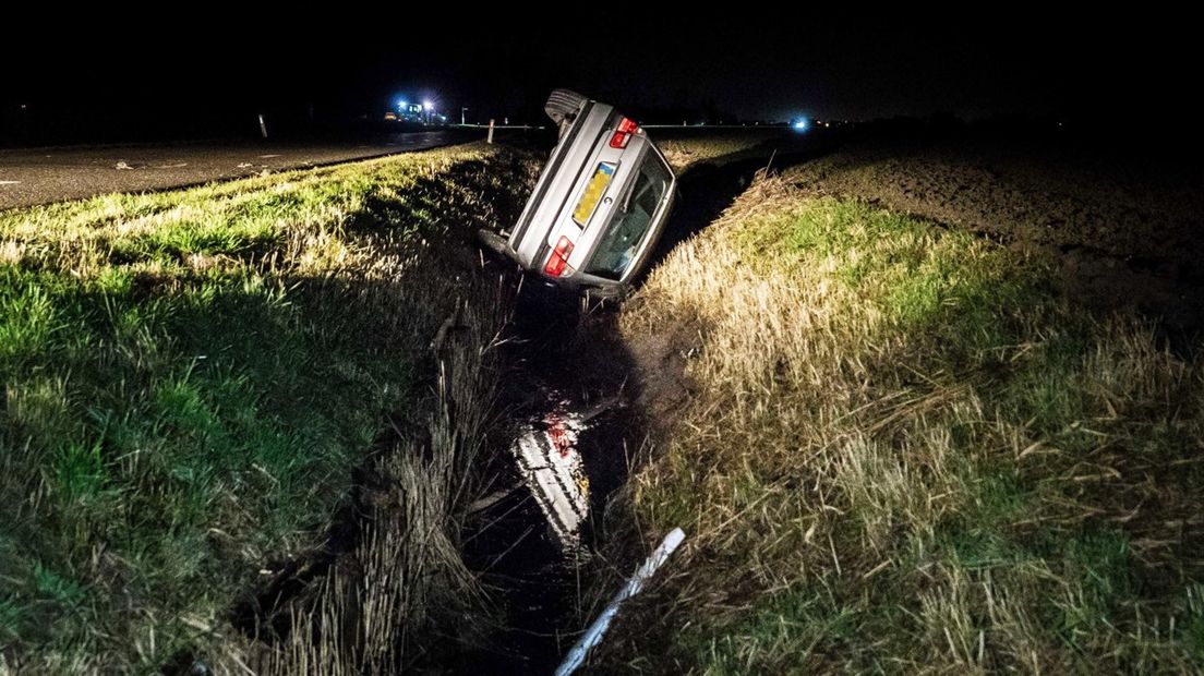 De auto belandde op de zijkant in de sloot