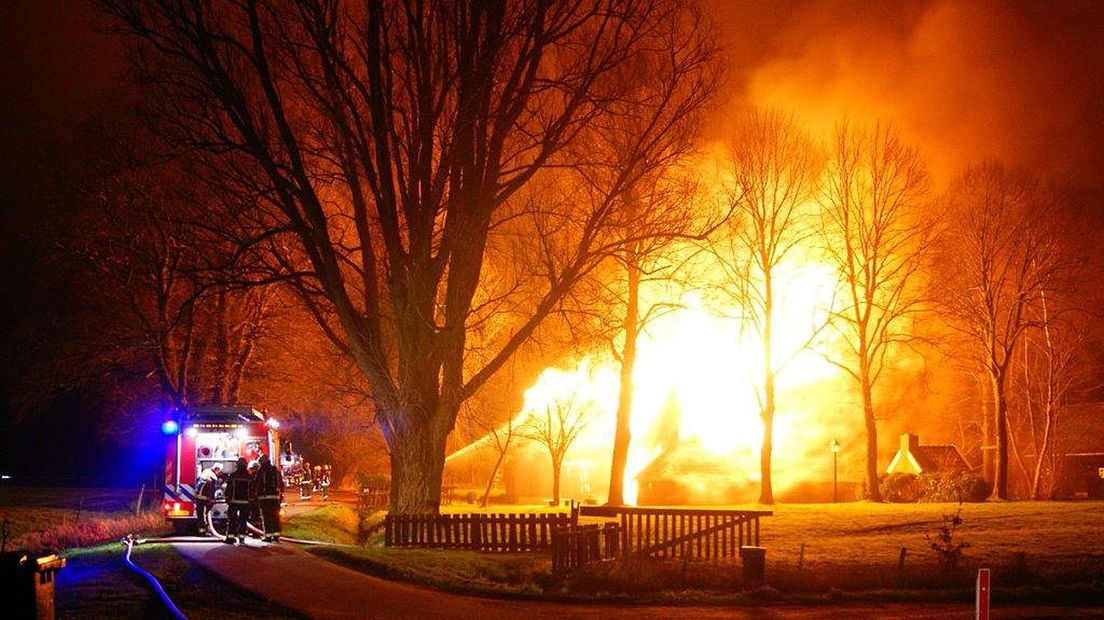 Monumentale boerderij in Gieten staat in brand