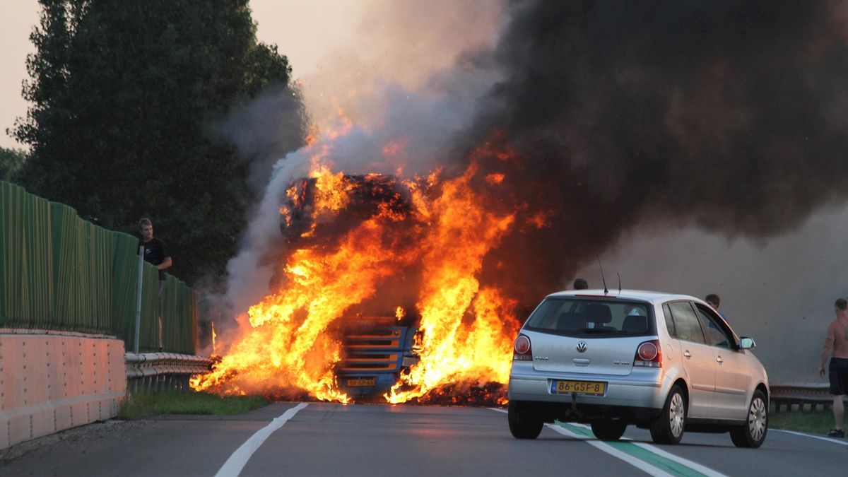 Vrachtwagens met stro in brand op N36 bij Aadorp
