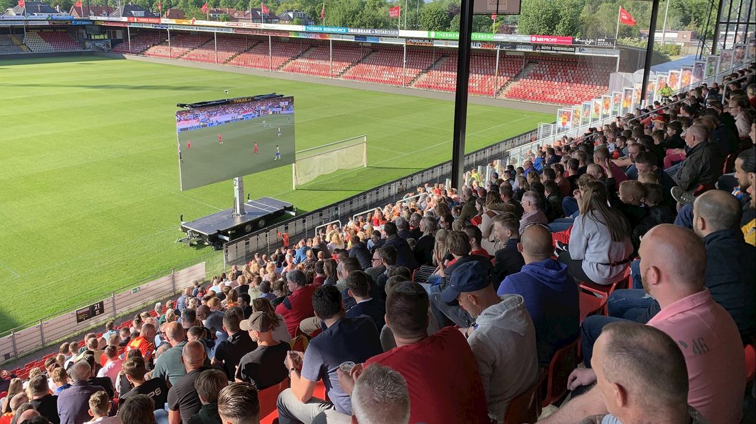 Tussen de 1.500 en 2.000 fans kijken bij de Adelaarshorst naar RKC - Go Ahead Eagles