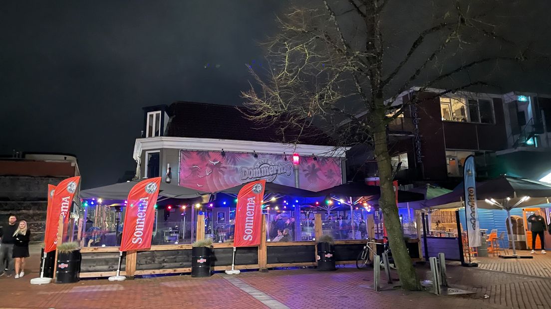 Café Dommering houdt zich niet aan nieuwe sluitingstijd
