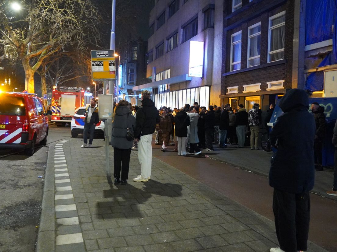 Rond 21:30 konden alle gasten, na drie kwartier buiten, weer terug het hostel in