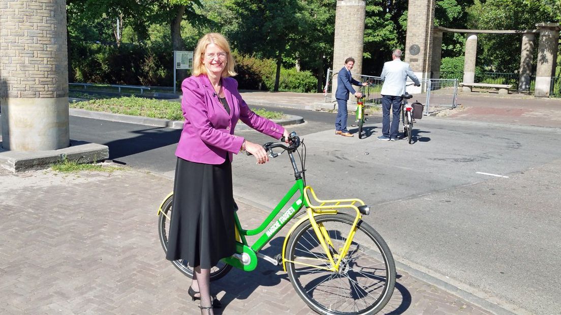 De Haagse burgemeester Pauline Krikke op kennismakingsbezoek in het stadsdeel Escamp. | Foto Omroep West