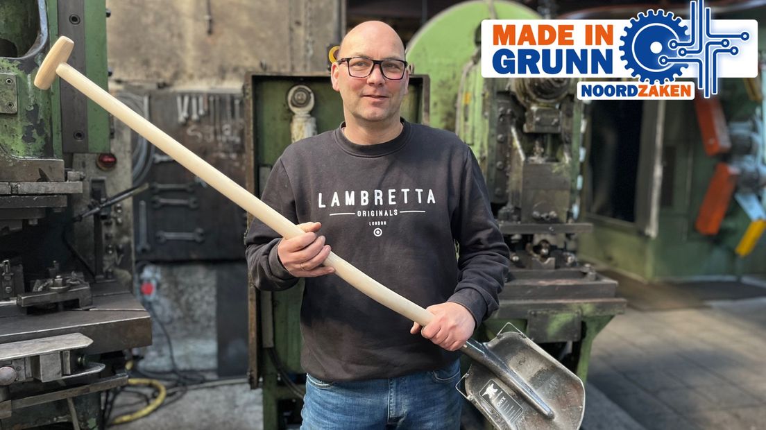 Eigenaar Marcel Kok met een nieuwe schep
