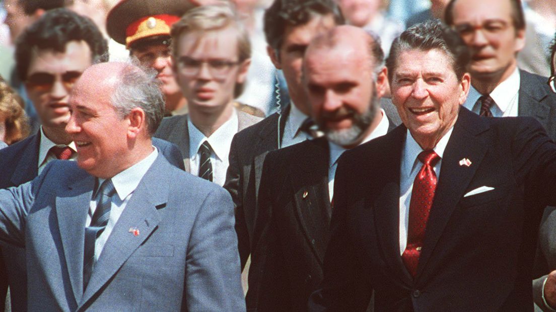 Links Gorbatsjov en rechts Reagan