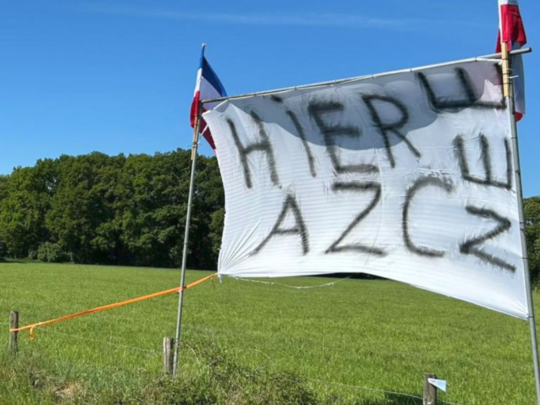 Een spandoek op de plek waar het AZC in Aalten moet komen.