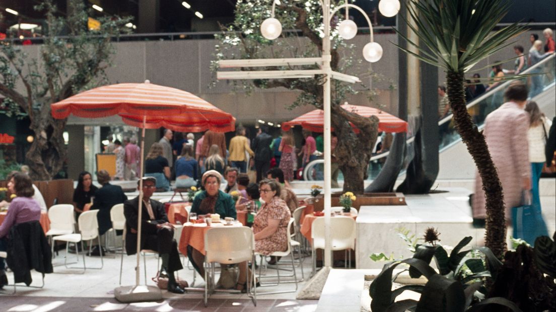 Indoor lunchen onder een parasol in de jaren zeventig.