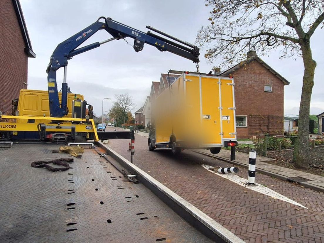 Het busje werd uiteindelijk weggesleept