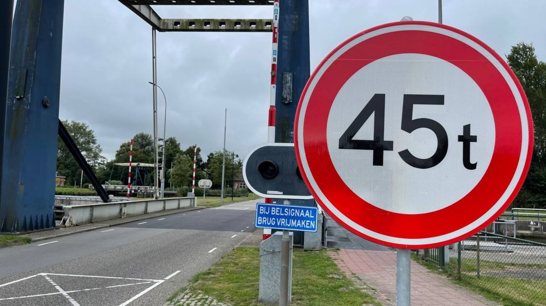 Verkeer zwaarder dan 45 ton mag geen gebruik meer maken van de brug