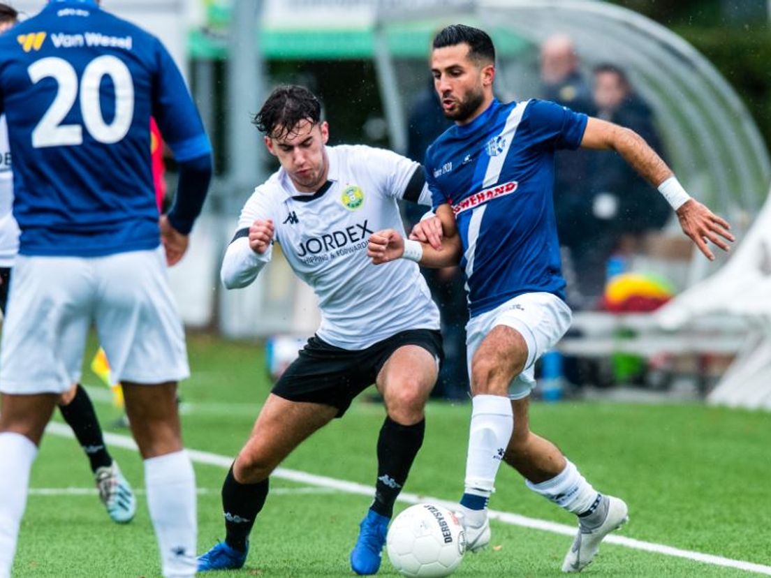 Koen Wesdorp (ASWH) in duel met Mohamad Mahmoed van Quick Boys. (VK Sportphoto - Yannick Verhoeven)