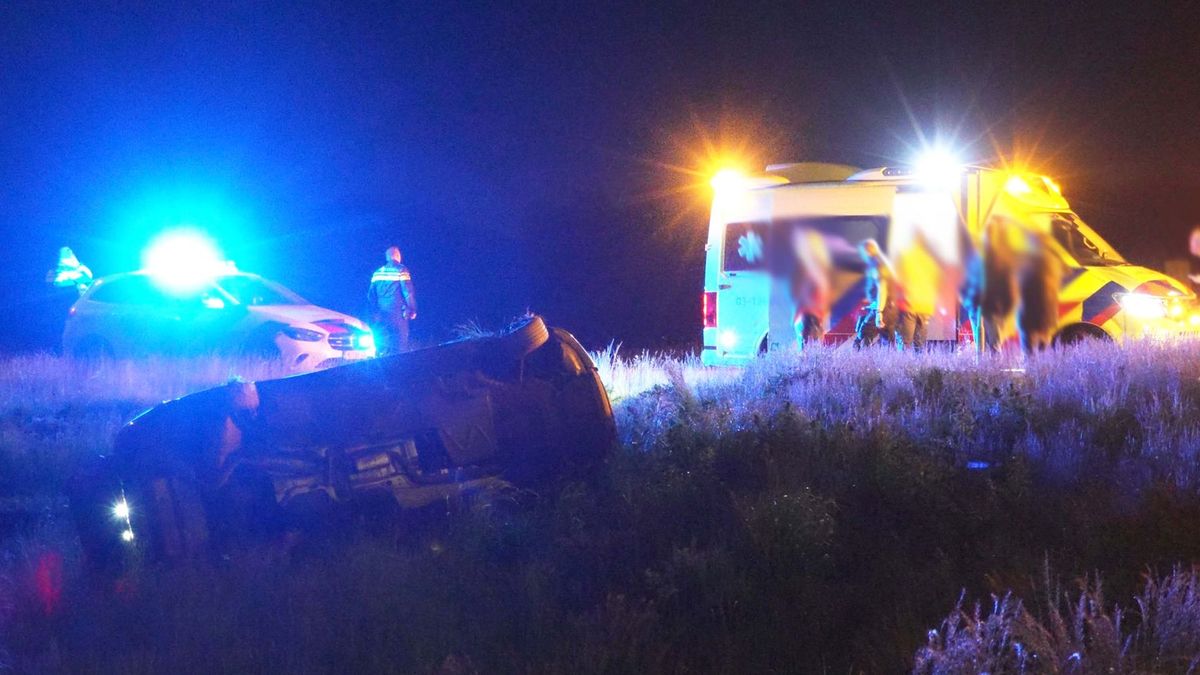 Auto kantelt op rotonde bij Klijndijk, bestuurder onbekend