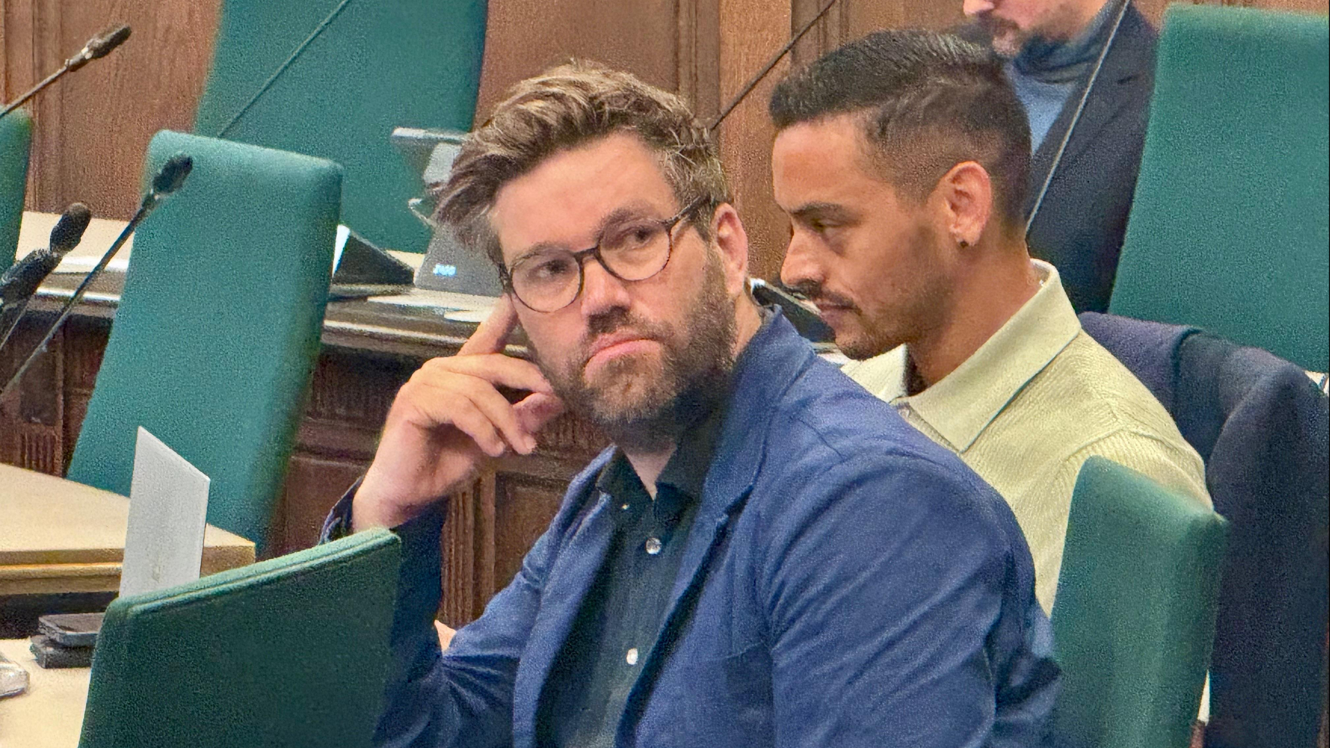 Het D66-raadslid Tim de Haan tijdens het debat over de Kubuswoningen.