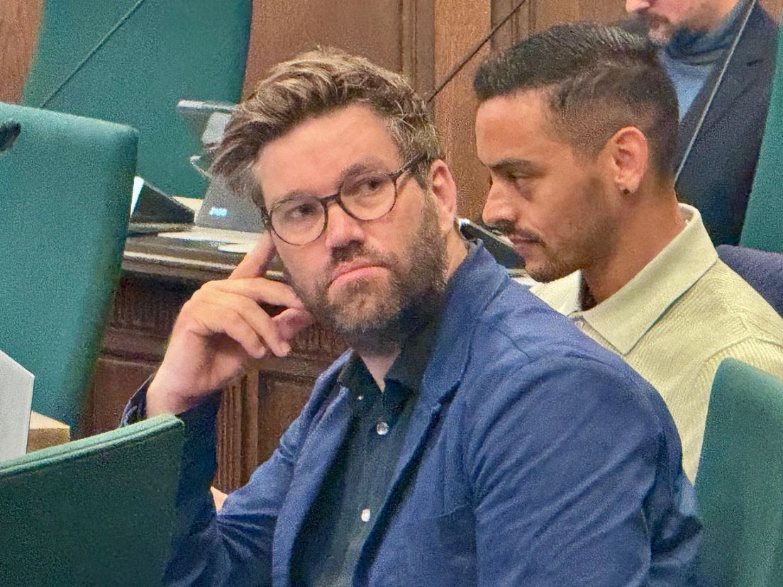 Het D66-raadslid Tim de Haan tijdens het debat over de Kubuswoningen.