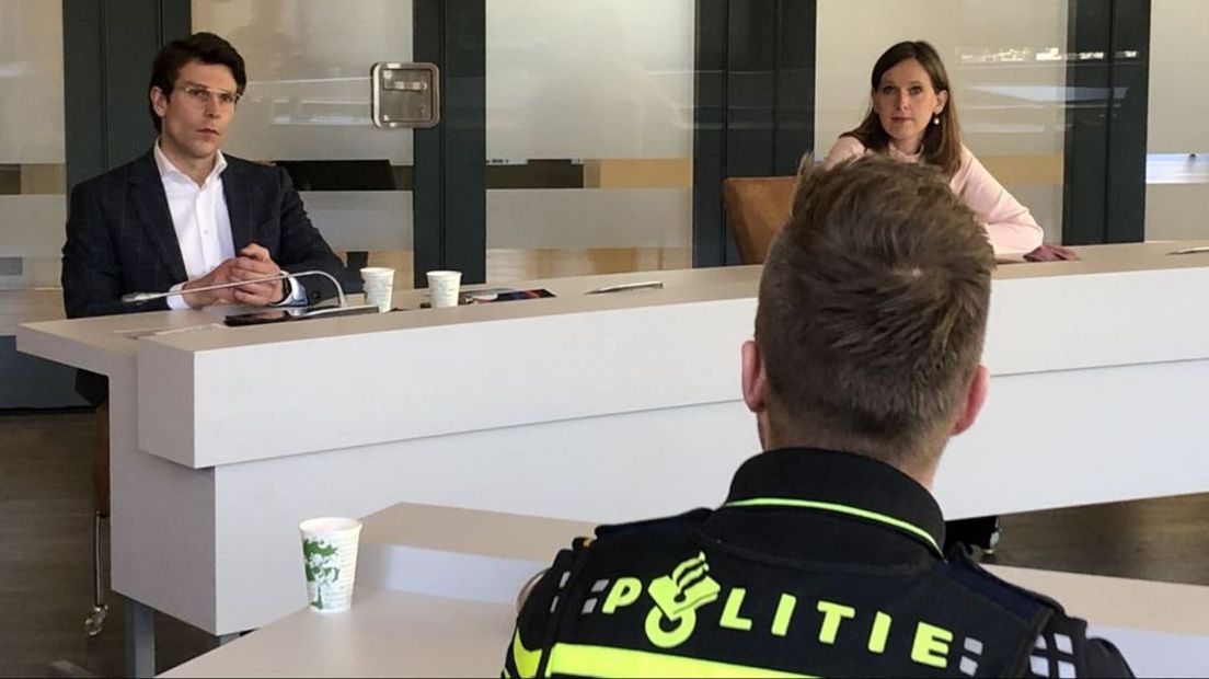 Jeugdagent Maikel Boomkamp praat Tobias Holtman en Stieneke van der Graaf bij over  de drugsaanpak in Aalten.