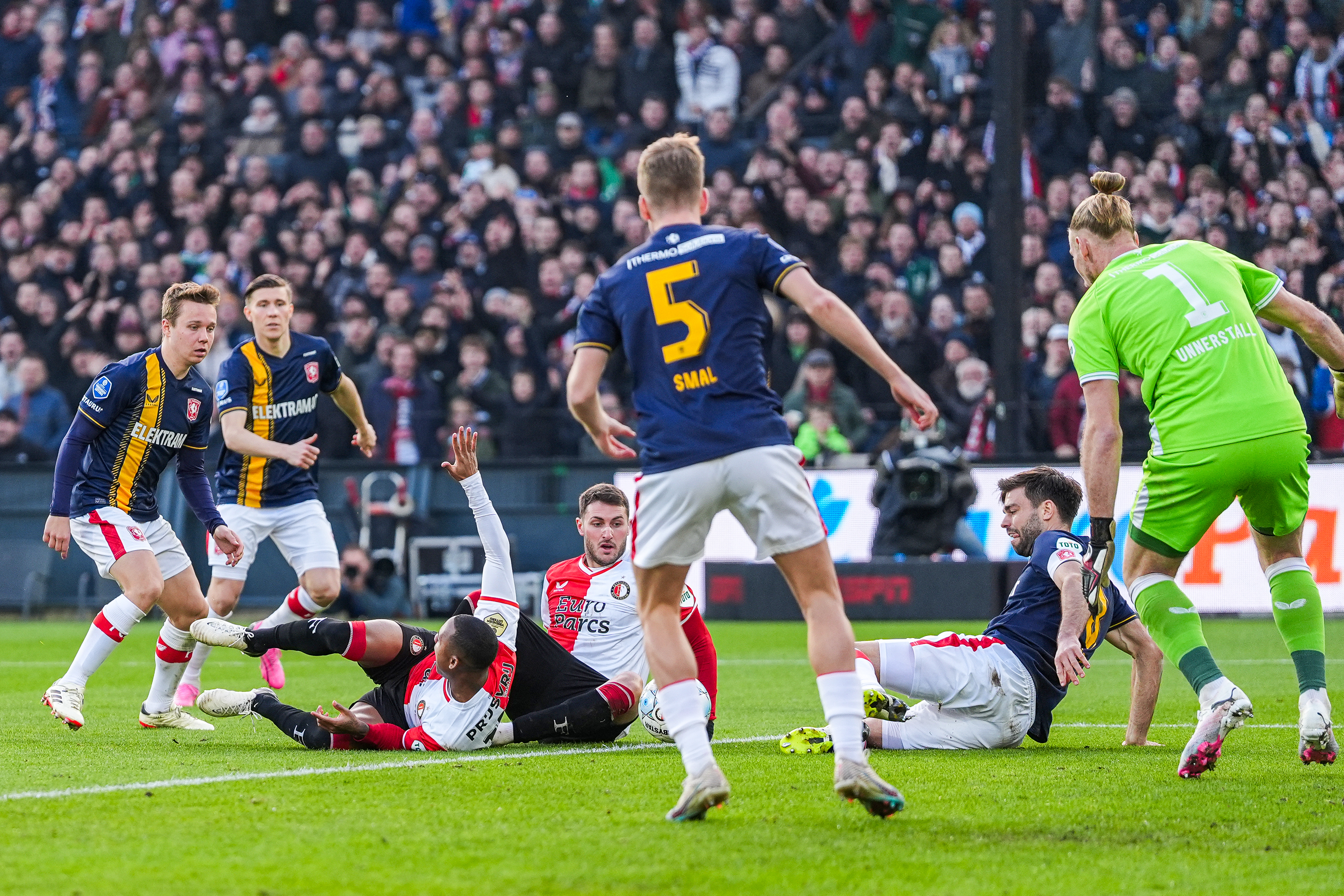 Feyenoord Stelt Teleur Tegen FC Twente, Gimenez Mist Een Strafschop (0 ...