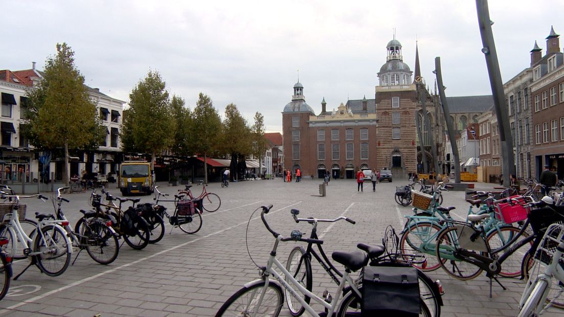 De Grote Markt in Goes waar als het aan de wethouder en de ondernemers ligt al over een paar weken blokhutten zullen komen