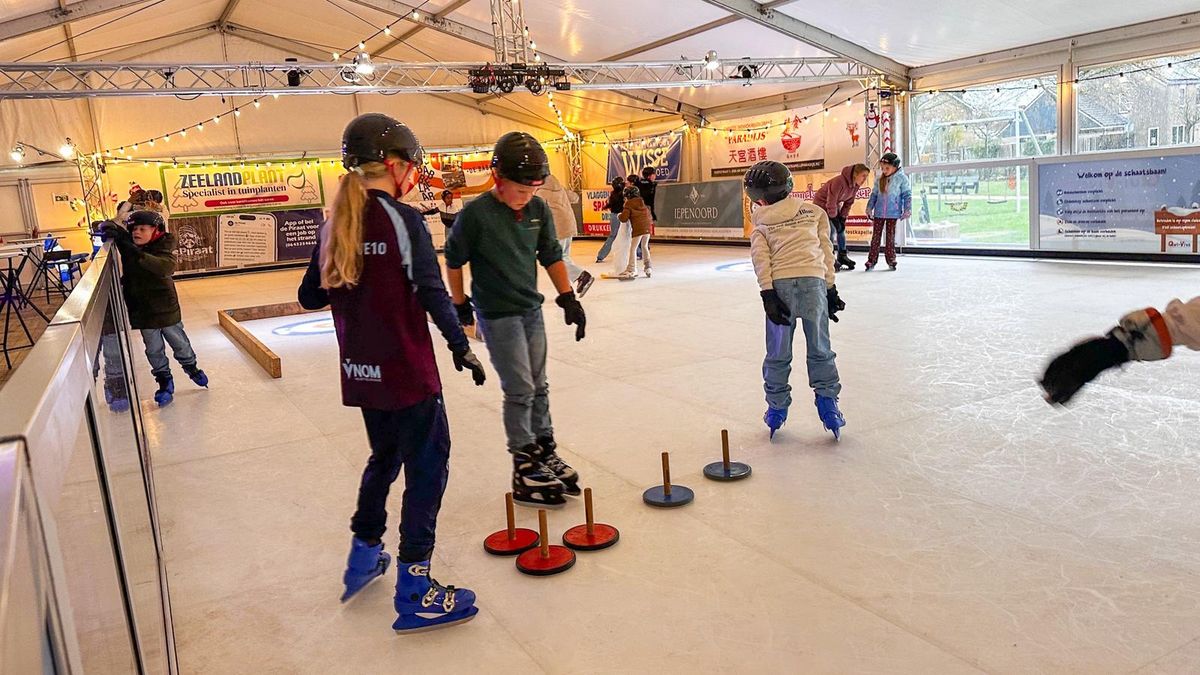 Winterse verrassing in Oostkapelle: schaatsbaan brengt het dorp volop ijspret