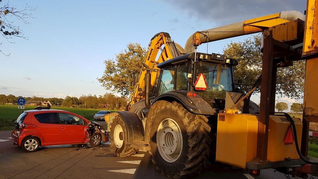 Automobilist botst op tractor